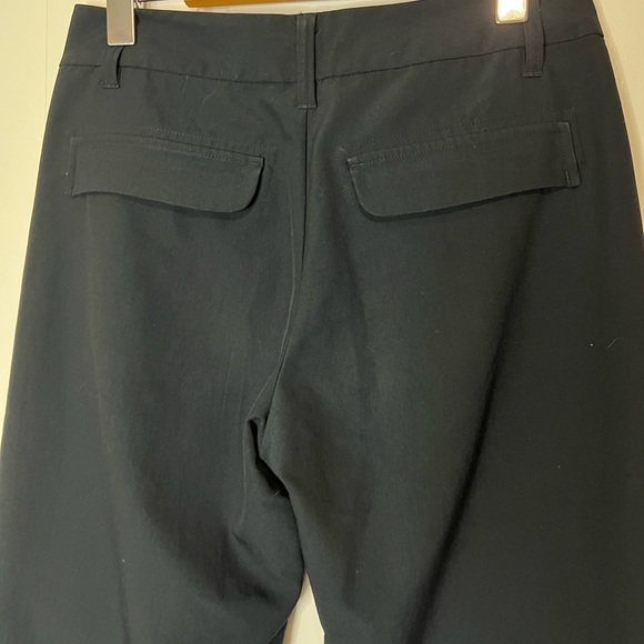 Versatile and sleek Patagonia women’s pant great for travel and outdoor activity - Picture 8 of 10